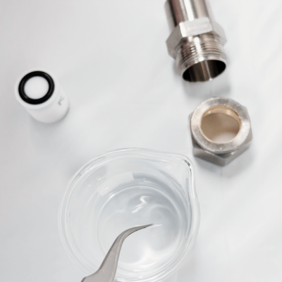 Pre-wet a second filter support with DI water, or buffer, and place over orifice of remaining internal membrane support.